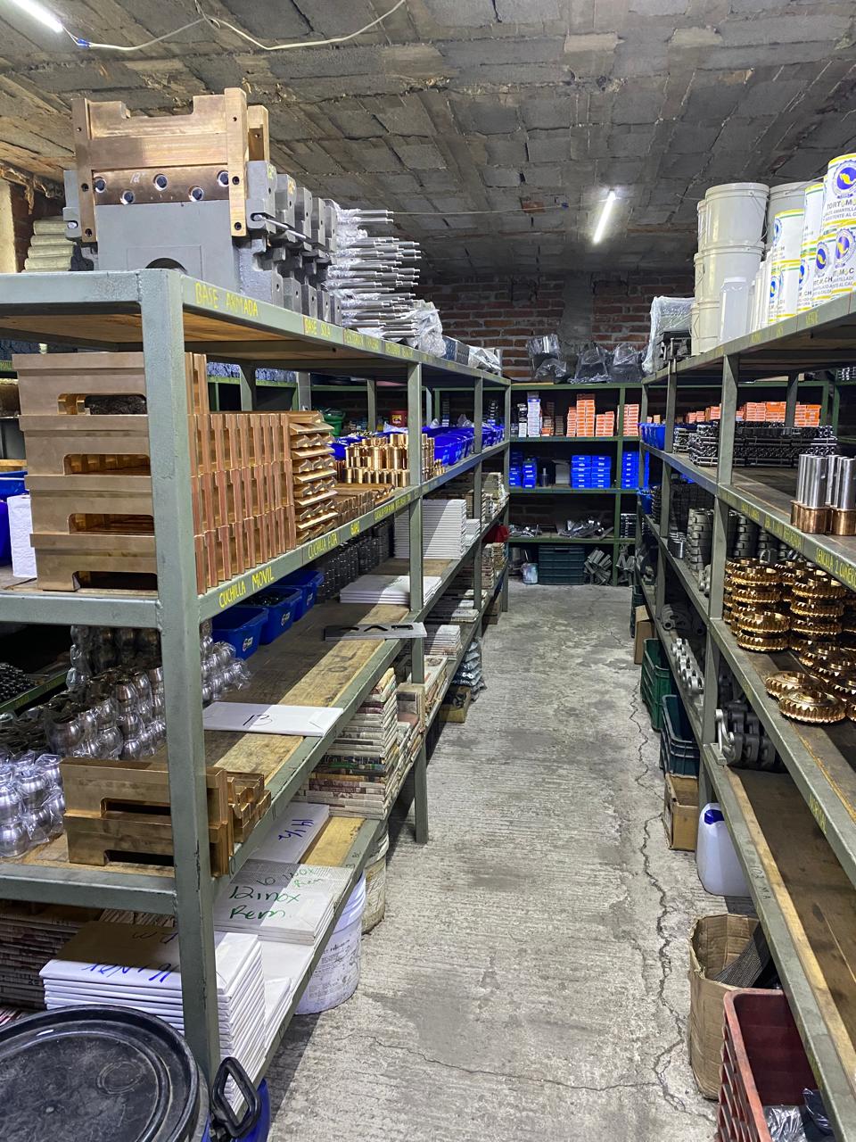 Almacén con inventario clasificado por pieza